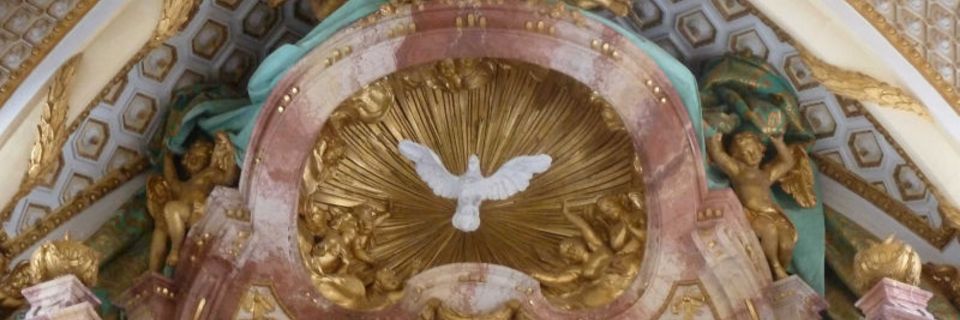 Weiße Taube von Gold umrandet, Darstellung des Heiligen Geistes über dem Hauptaltar im Kloster Ebrach.