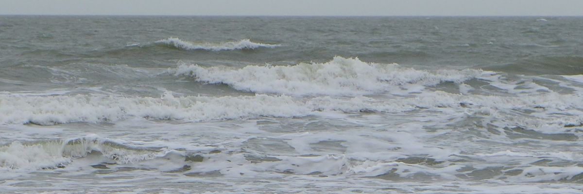 Der Blick vom Strand auf das Meer in Holland, kleinere Wellen.